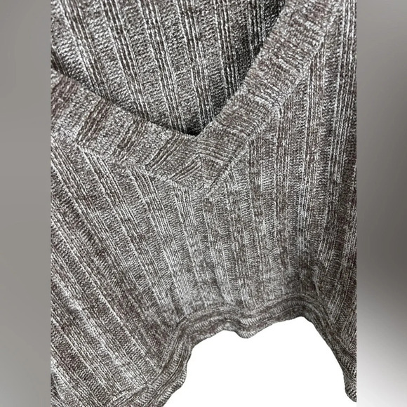 UO • Out From Under Snowy Day Cropped
Chenille Vest - Picture 6 of 10